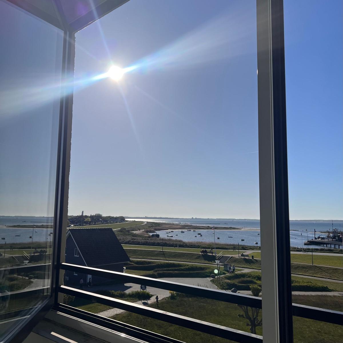 Panoramablick auf See und Strand vom Fenster aus.