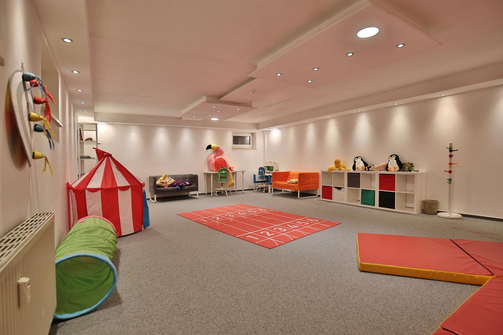 Kinderzimmer mit Spielplatz, Zelt, Matte und Möbeln.