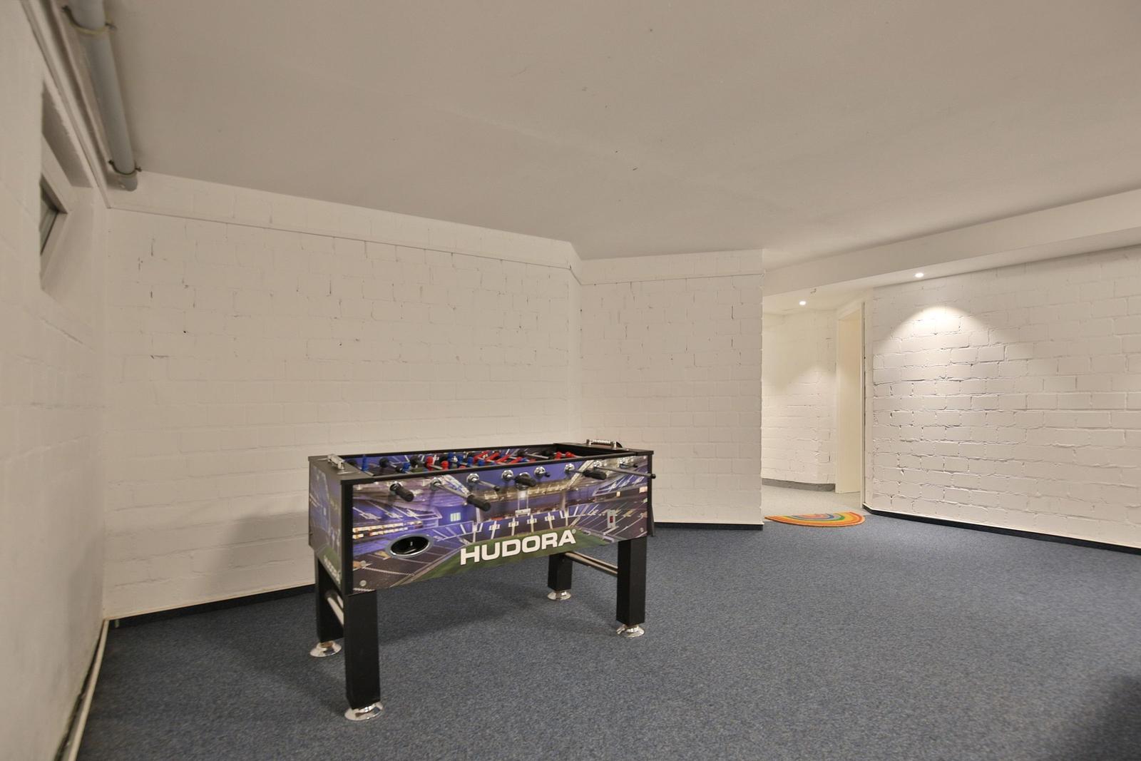 Raum mit Tischfußball und weißen Wänden.