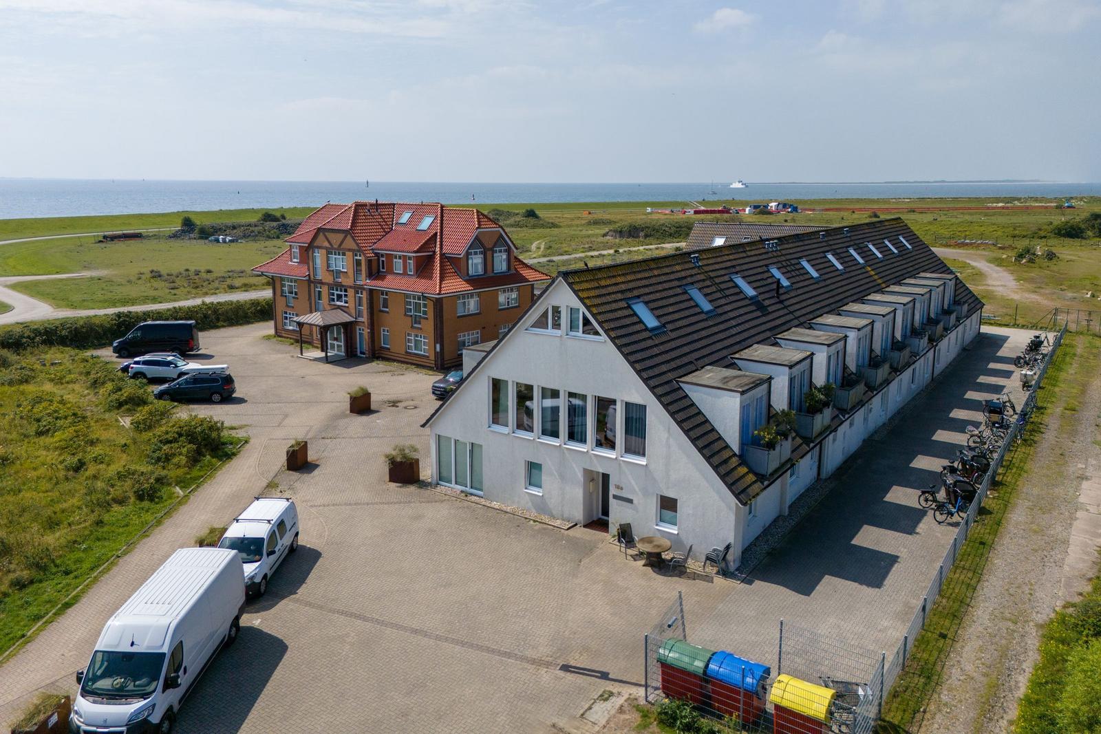 Wohnung WHG 1 mit Schlafzimmer, Wohnbereich, Küche und Bad.