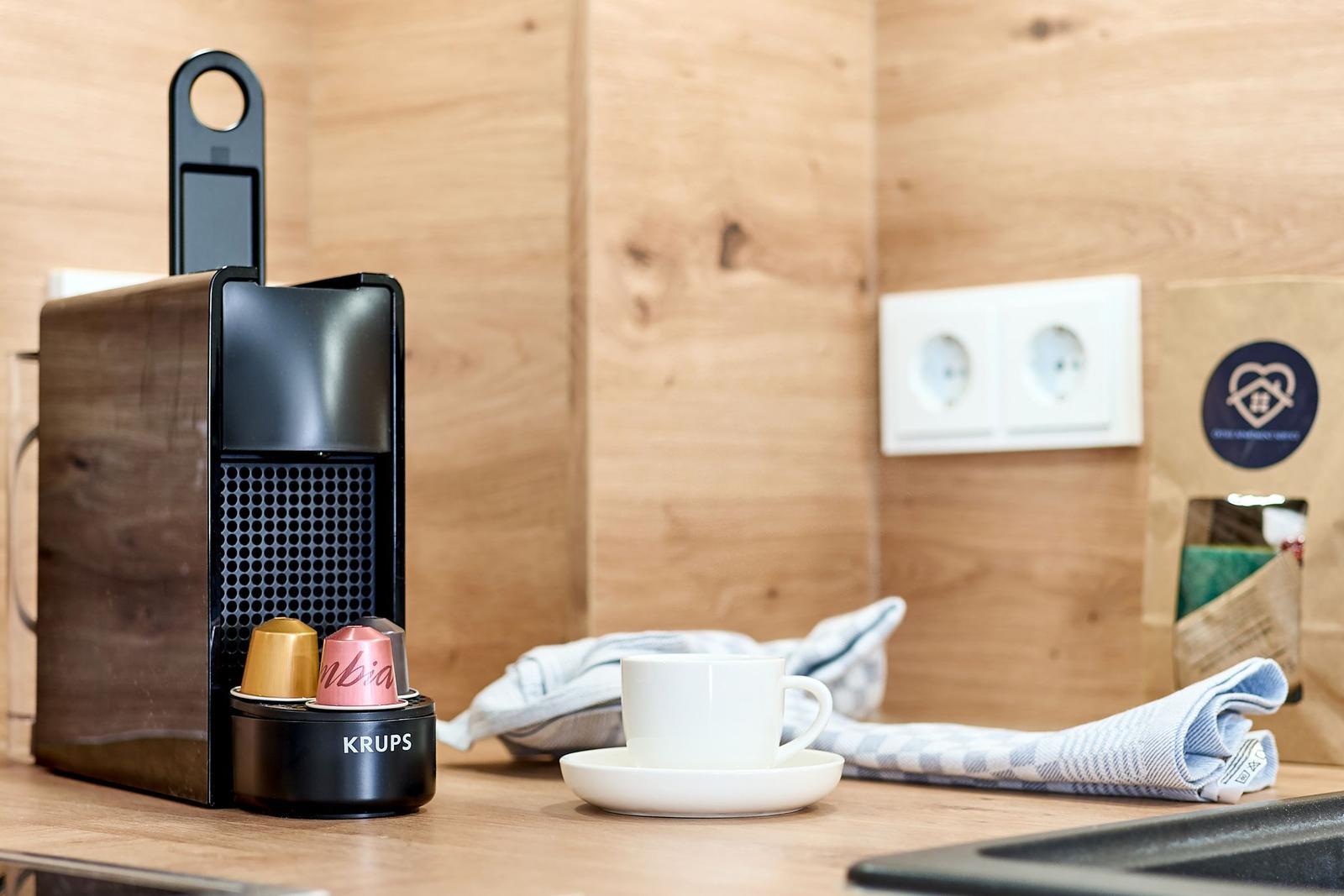 Kaffeemaschine mit Tassen auf Küchenarbeitsplatte
