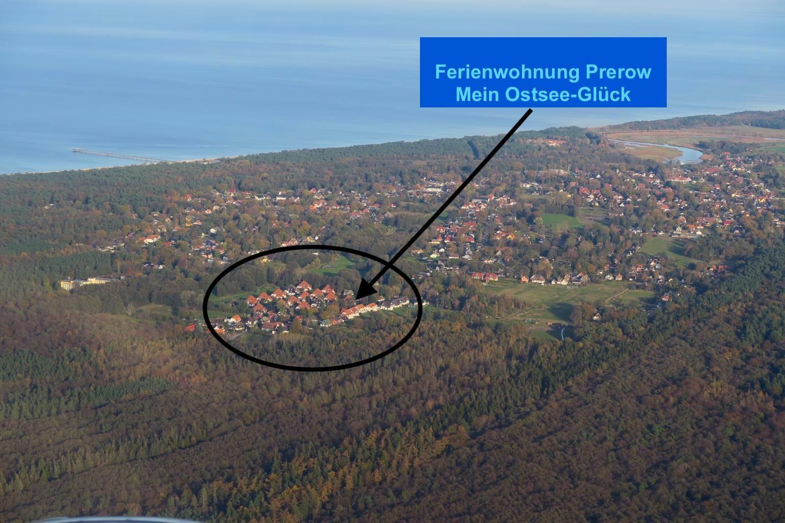 Zweibettzimmer mit Arbeitsplatz und Badezimmer