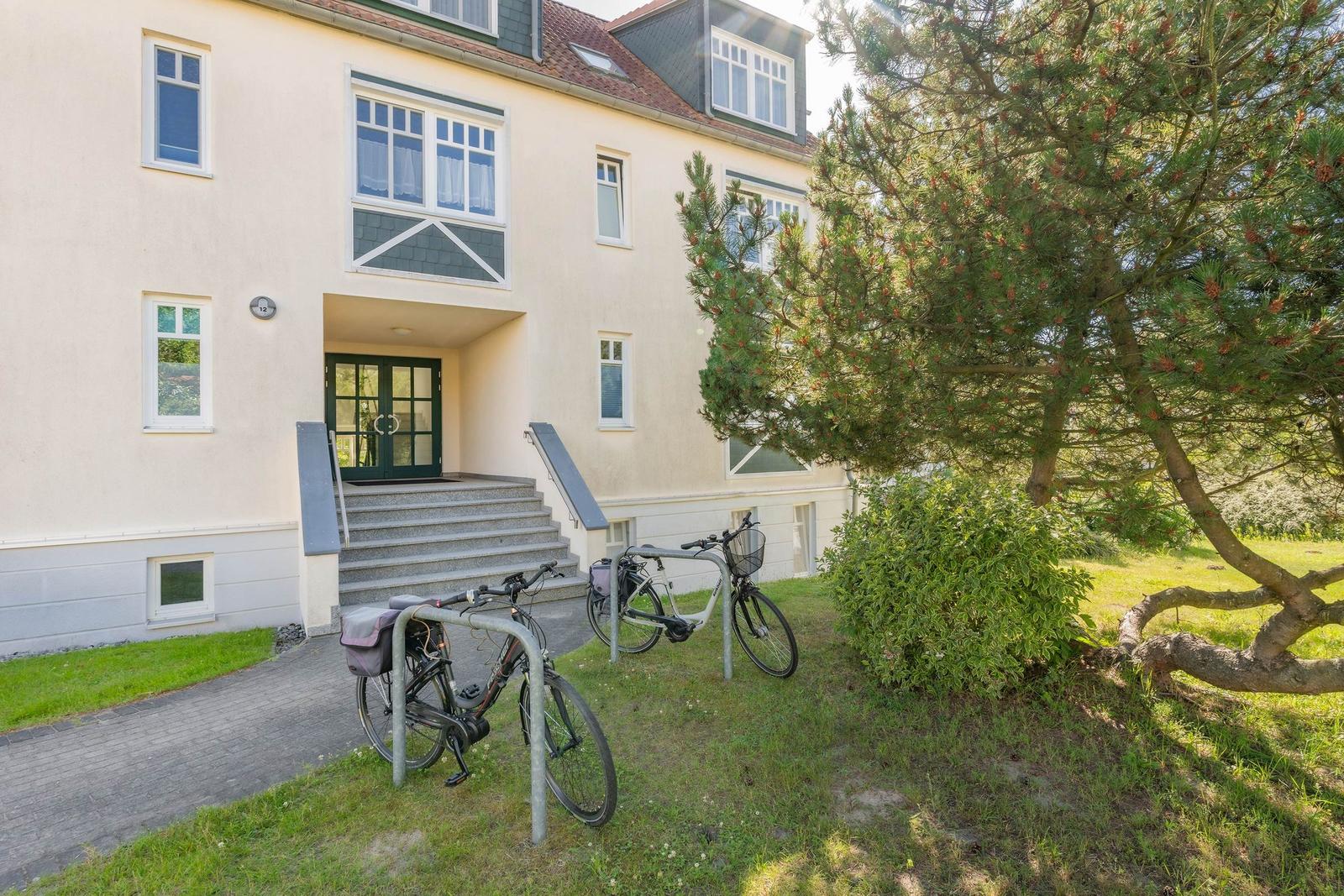 Haus in Waldlage mit Blick auf Meer und Ferienanlage