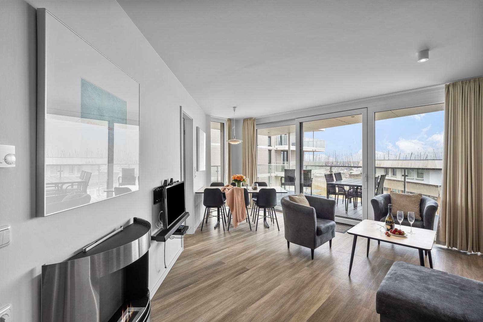 Wohnbereich mit Essbereich, Balkon und moderner Einrichtung.