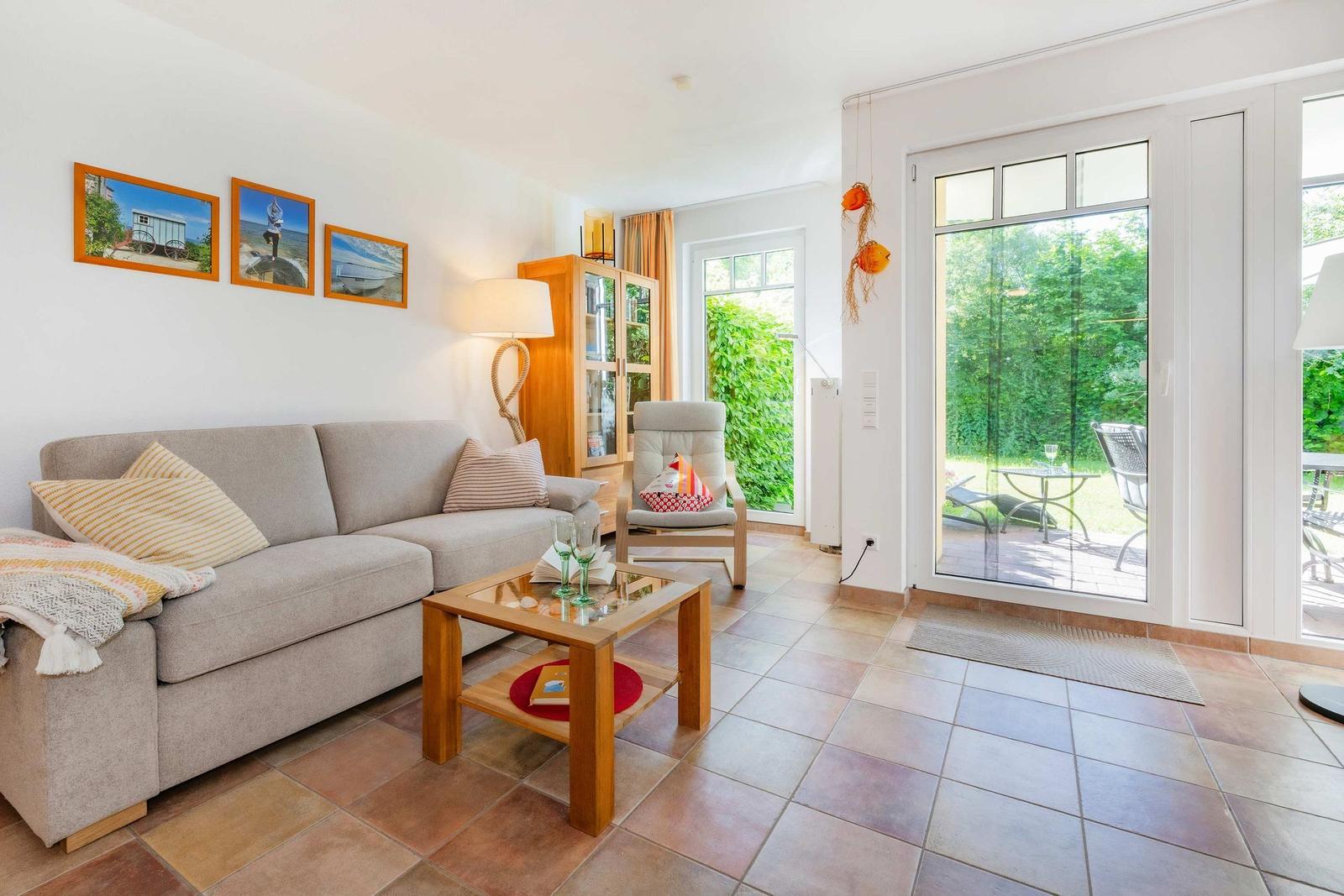 Wohnzimmer mit Sofa, Couchtisch und Blick auf die Terrasse