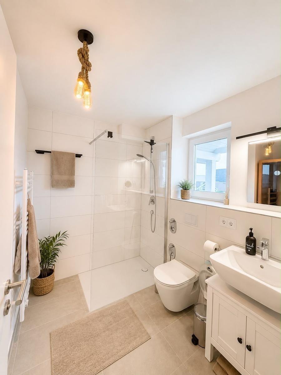 Badezimmer mit Dusche, Waschbecken und Toilette. Holzdekoration und Pflanzen.
