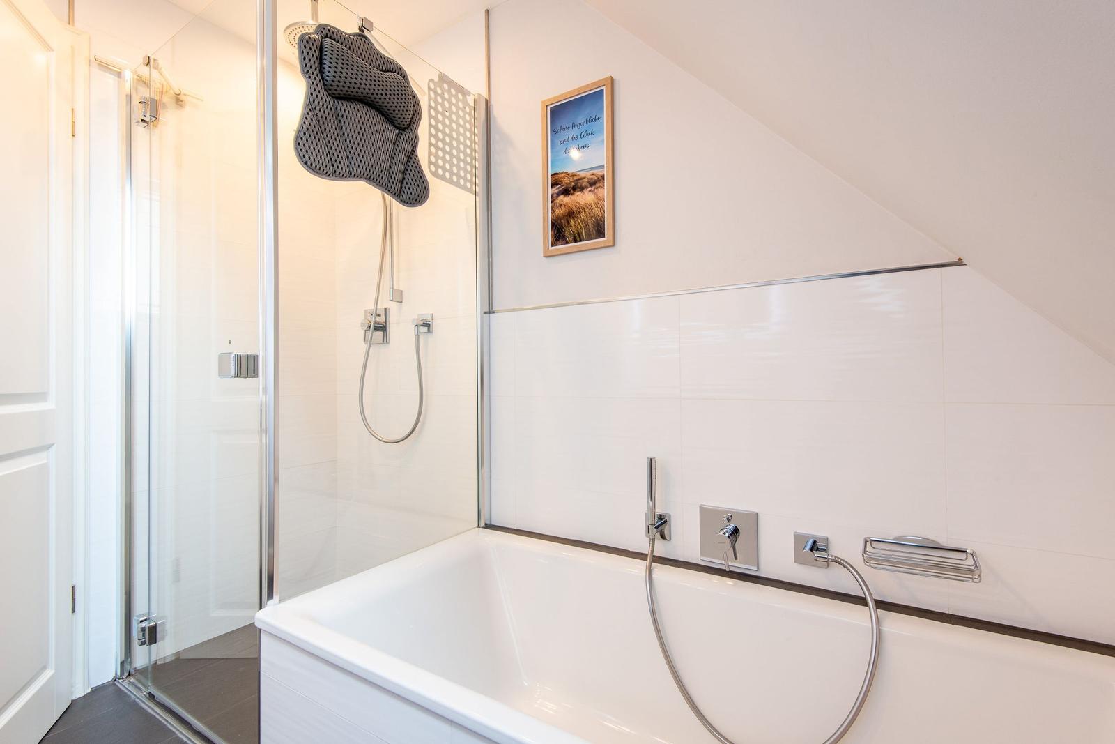 Bad mit Dusche und Badewanne, Wandbild und Duschvorhang.