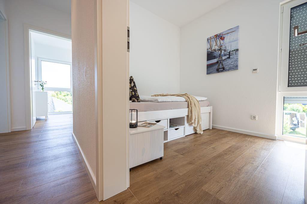 Flur mit Blick in zweites Schlafzimmer...