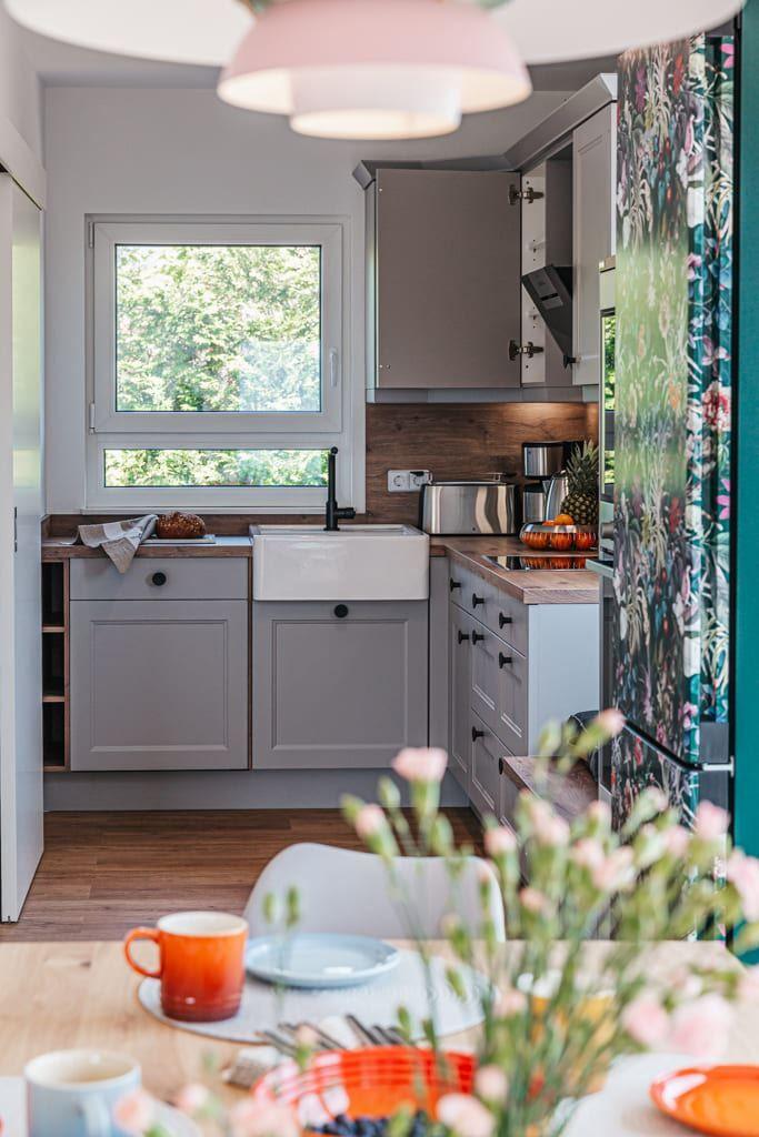 Küche mit Fenster, Arbeitsplatten und Küchengeräten.