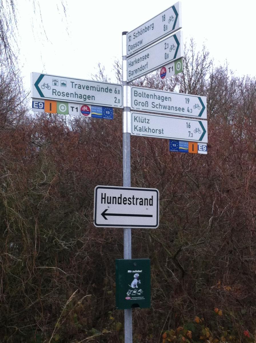 Wegweiser mit Richtungen zu Travemünde, Boltenhagen und Klütz. Hinweis auf Hundestrand.