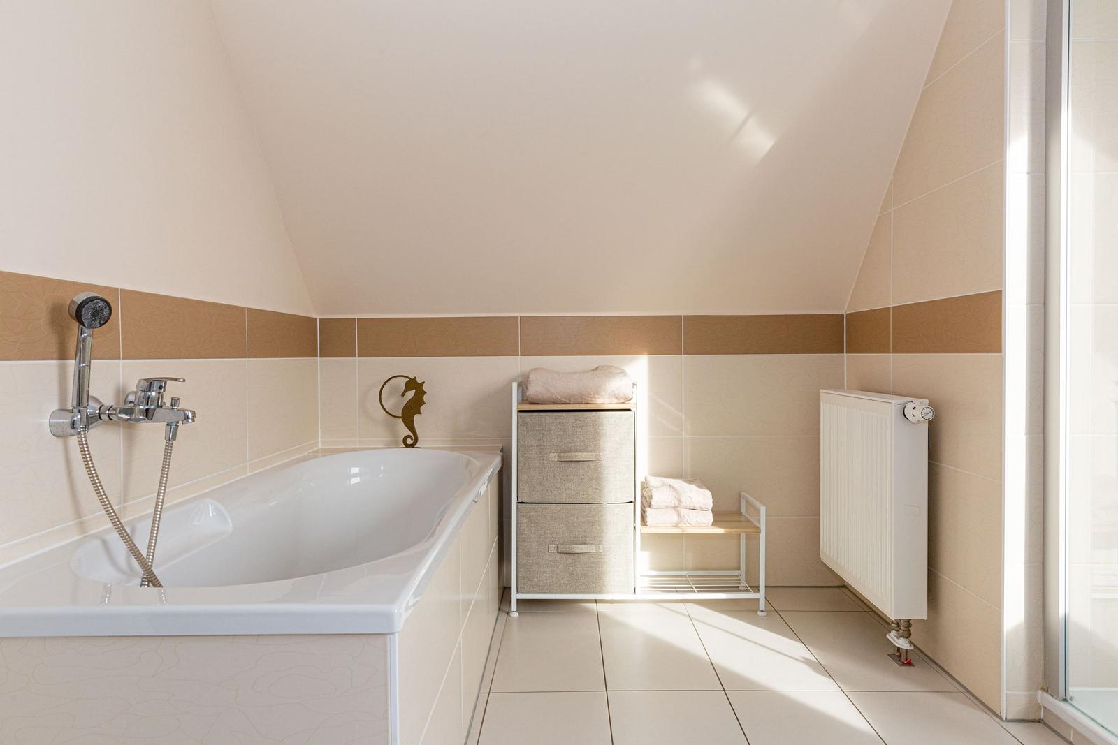 Bad mit Badewanne, Heizkörper und Aufbewahrungskorb