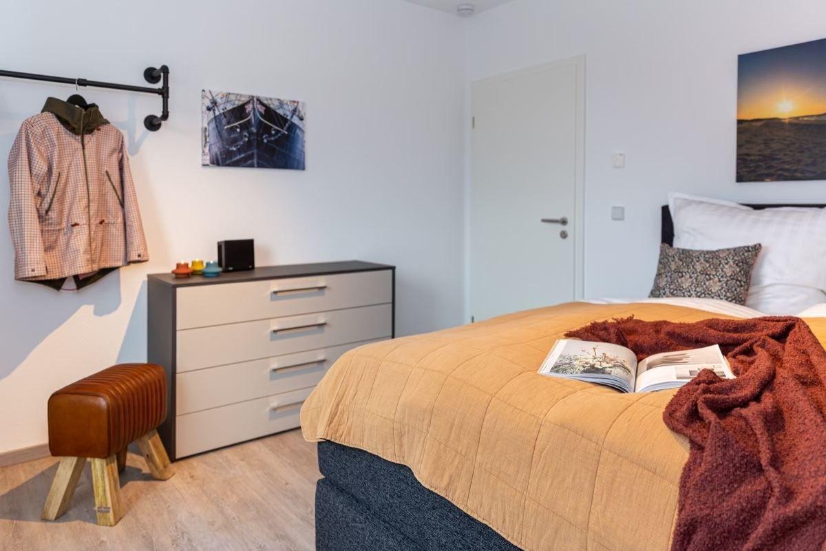 Schlafzimmer mit Bett, Kleiderschrank und Wandbildern