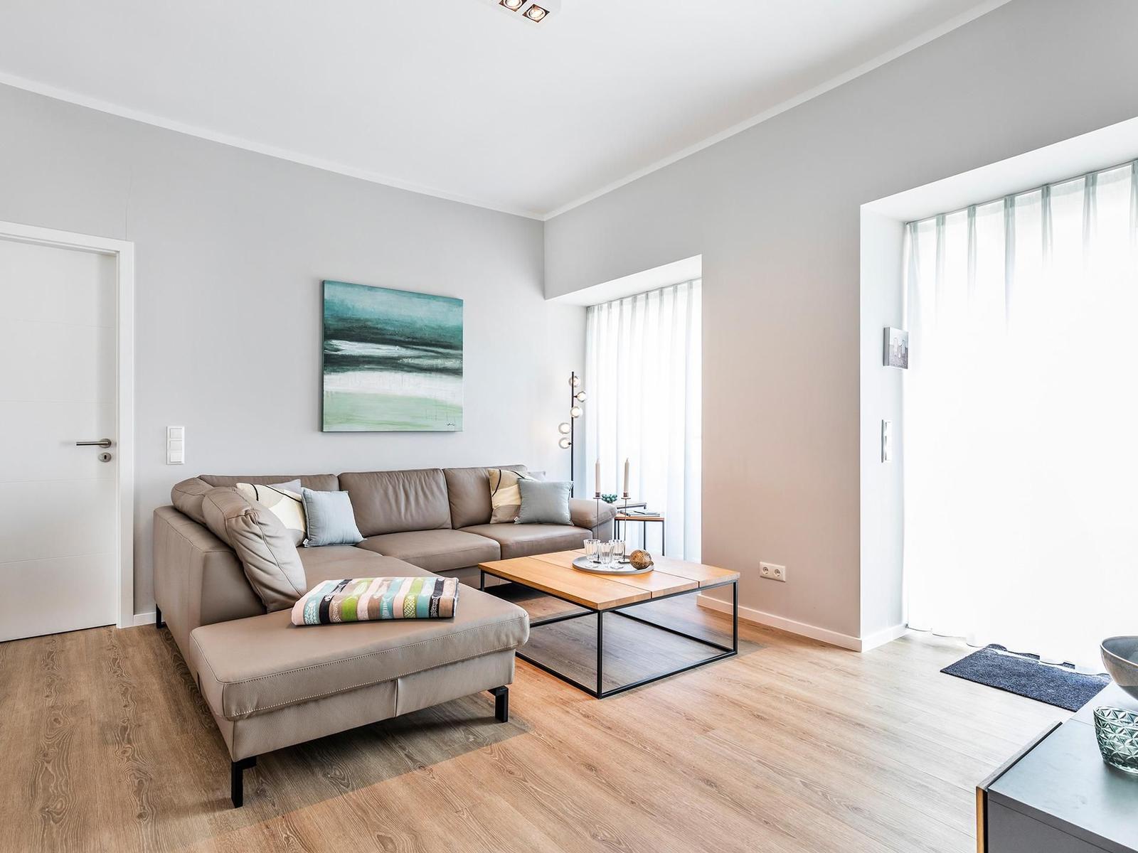 Wohnzimmer: Sofa, TV, Zugang zu den 2 Terrassen