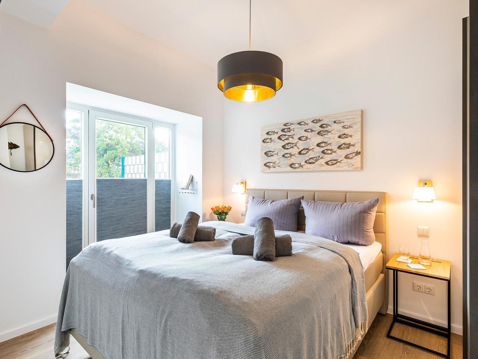 Schlafzimmer 1: Doppelbett (180x200), TV, Kleideschrank