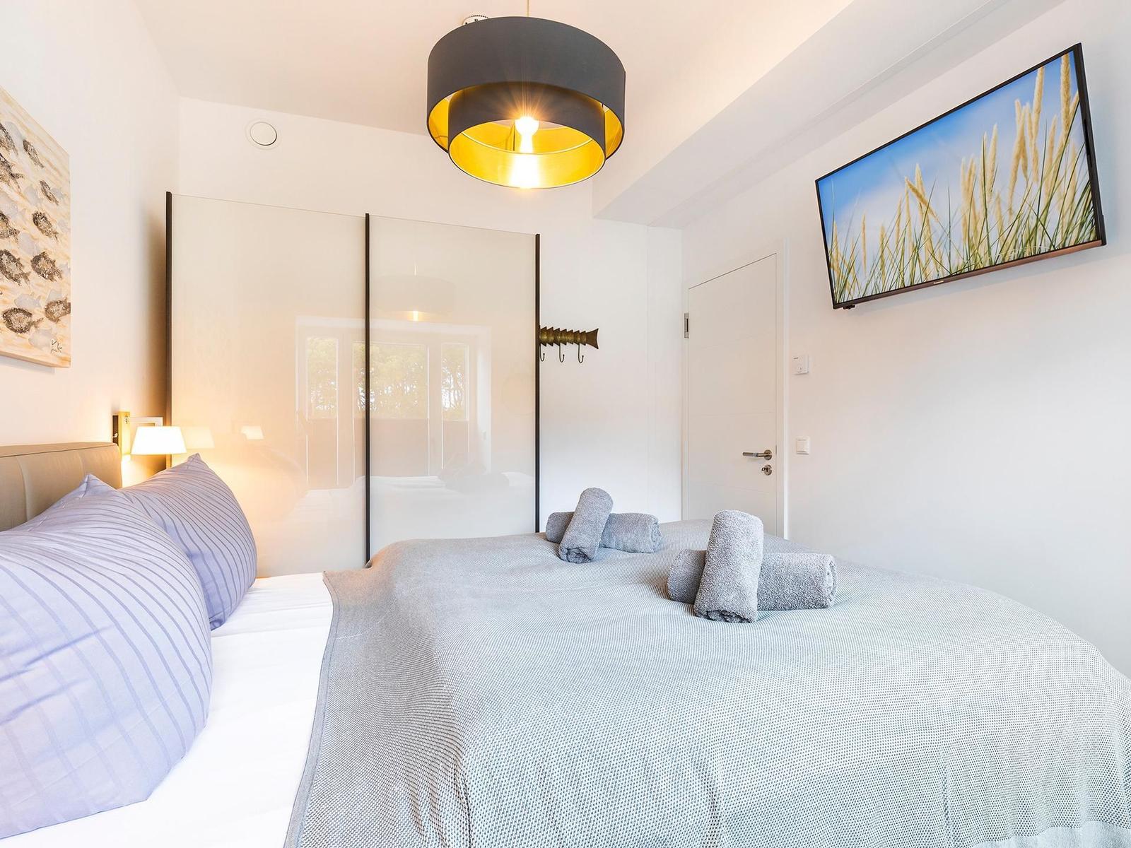 Schlafzimmer 1: Doppelbett (180x200), TV, Kleideschrank