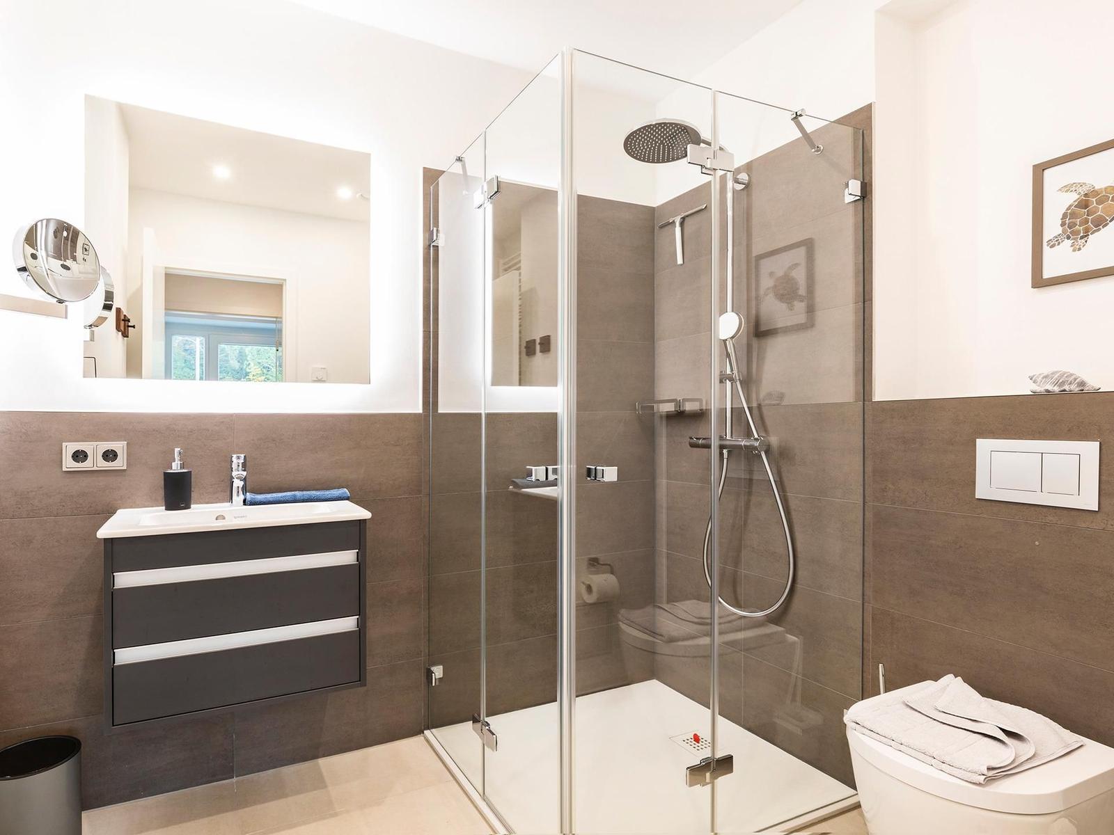 Badezimmer 1: Regendusche, WC, Haartrockner