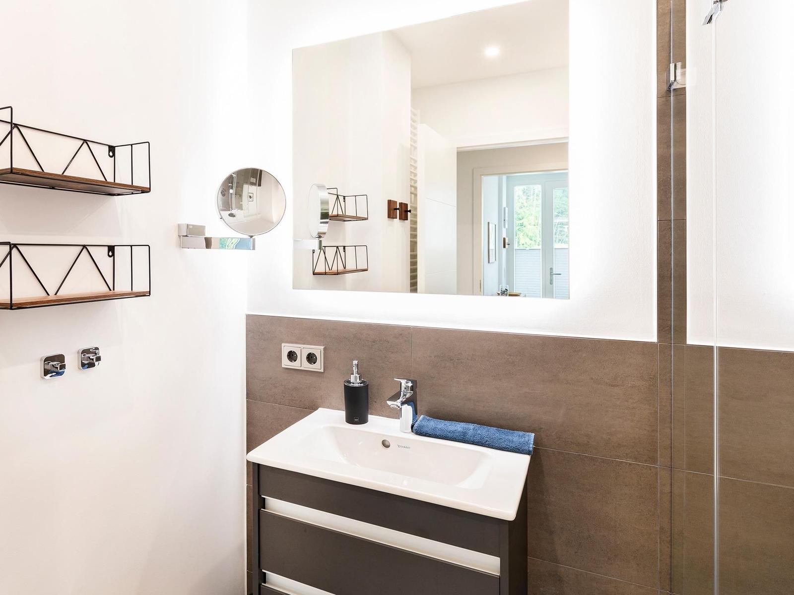 Badezimmer 1: Regendusche, WC, Haartrockner