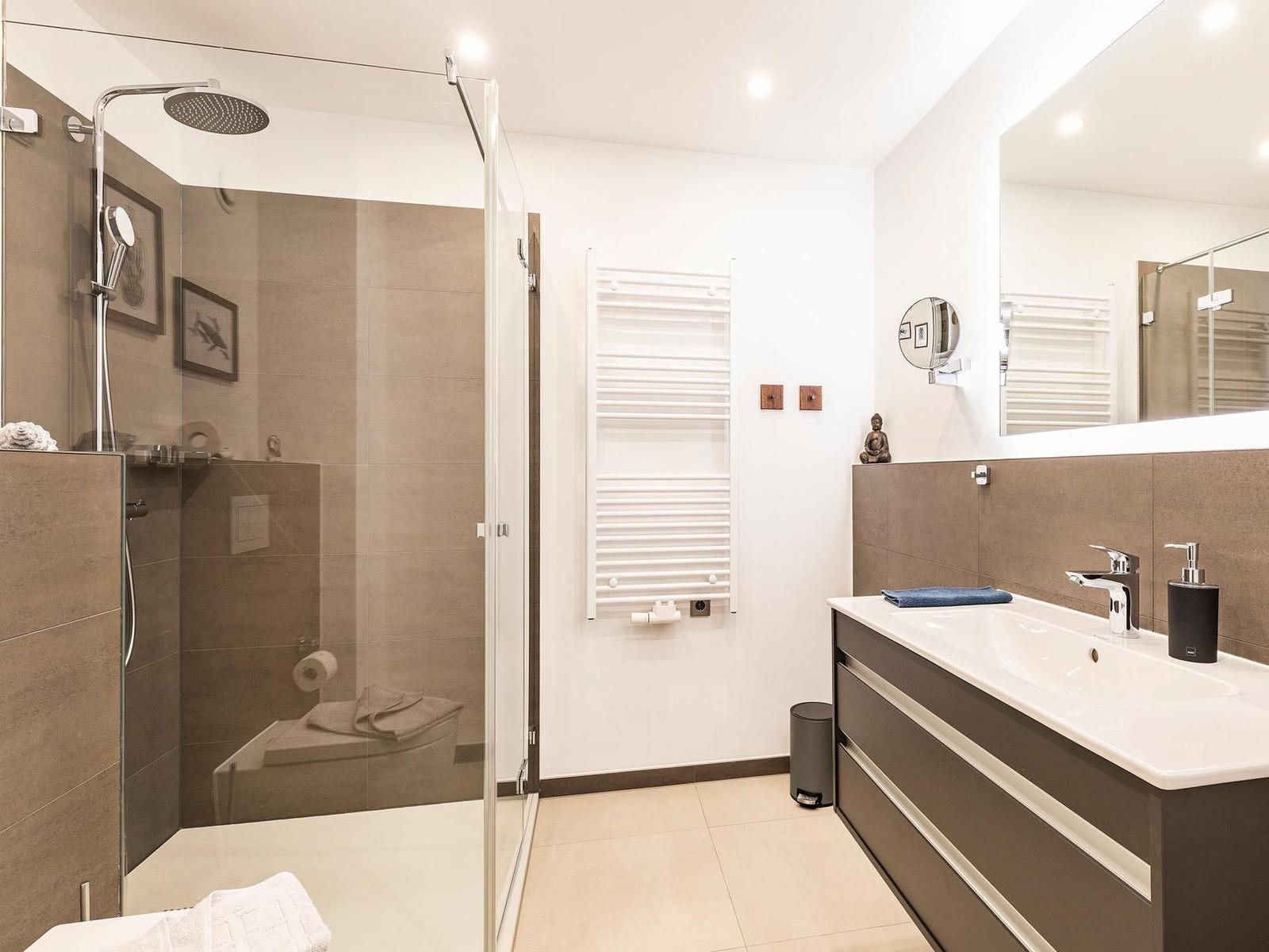 Badezimmer 2: Regendusche, WC, Haartrockner