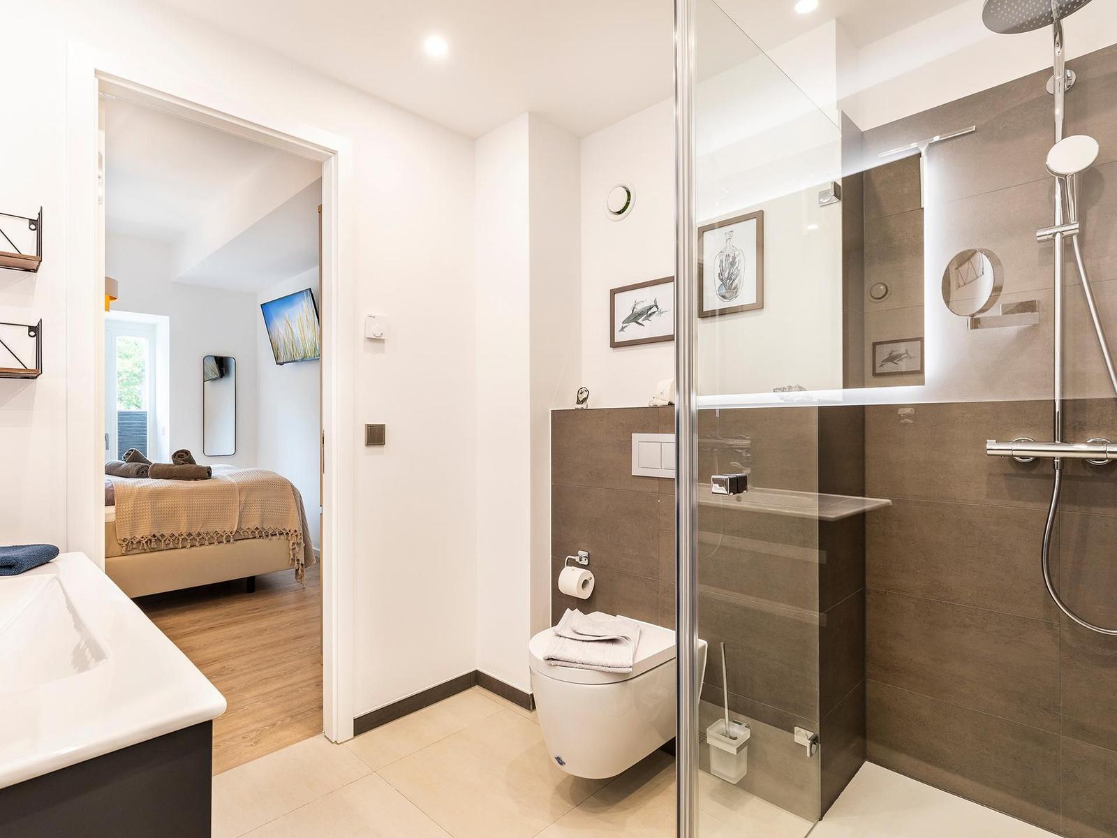 Badezimmer 2: Regendusche, WC, Haartrockner