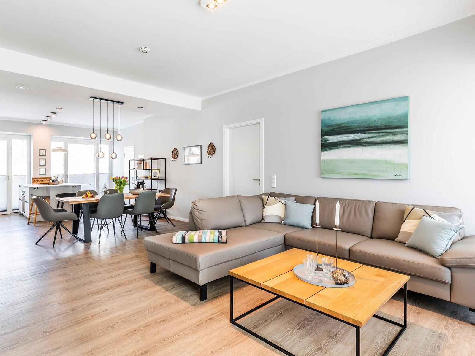 Wohnzimmer: Sofa, TV, Zugang zu den 2 Terrassen