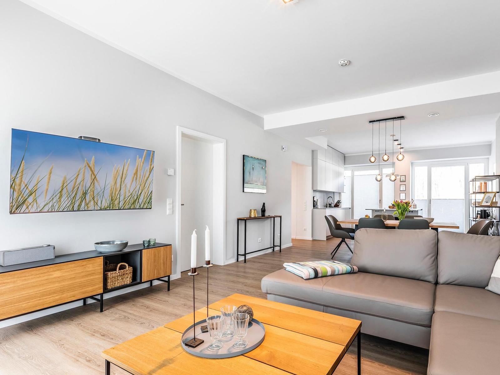 Wohnzimmer: Sofa, TV, Zugang zu den 2 Terrassen
