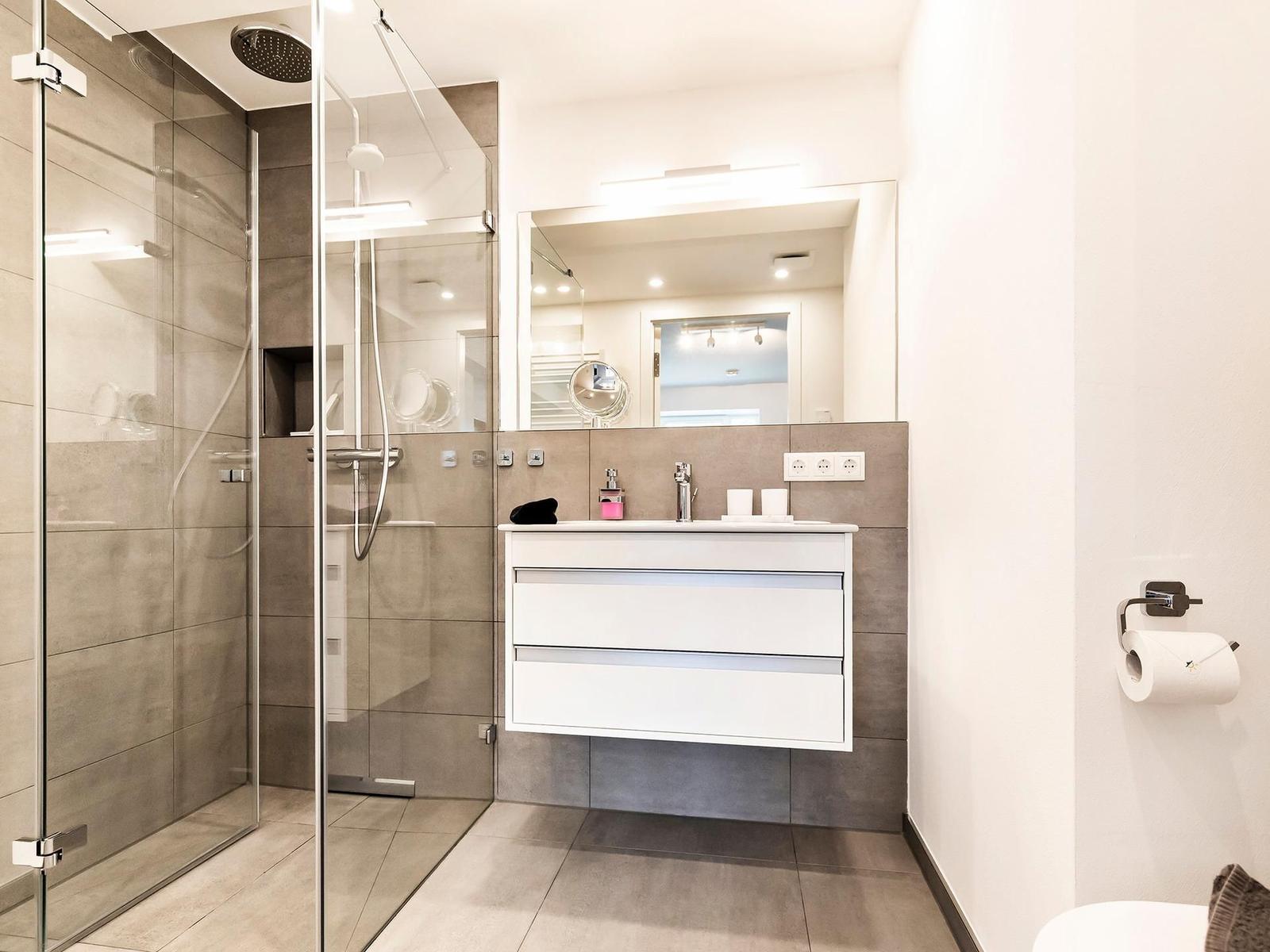 2 Bäder mit Dusche, Handtuchheizkörper
