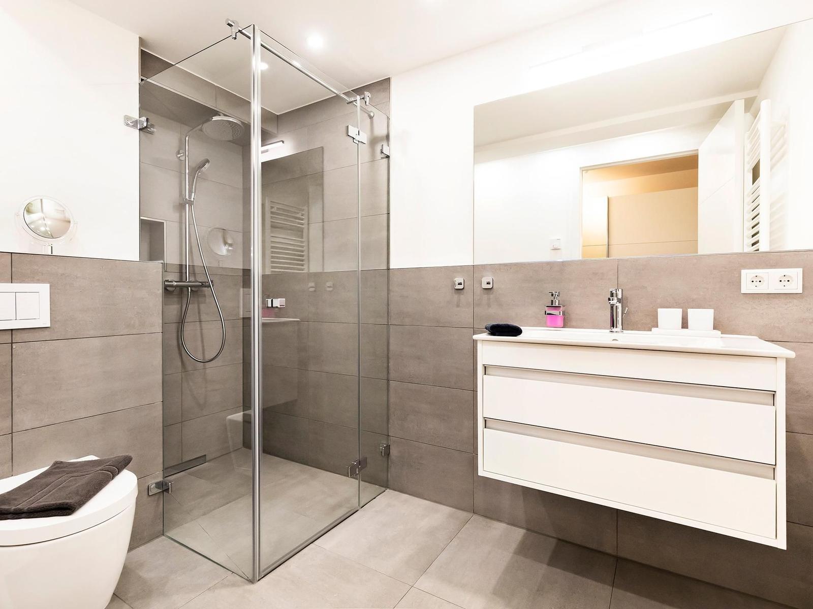 2 Bäder mit Dusche, Handtuchheizkörper