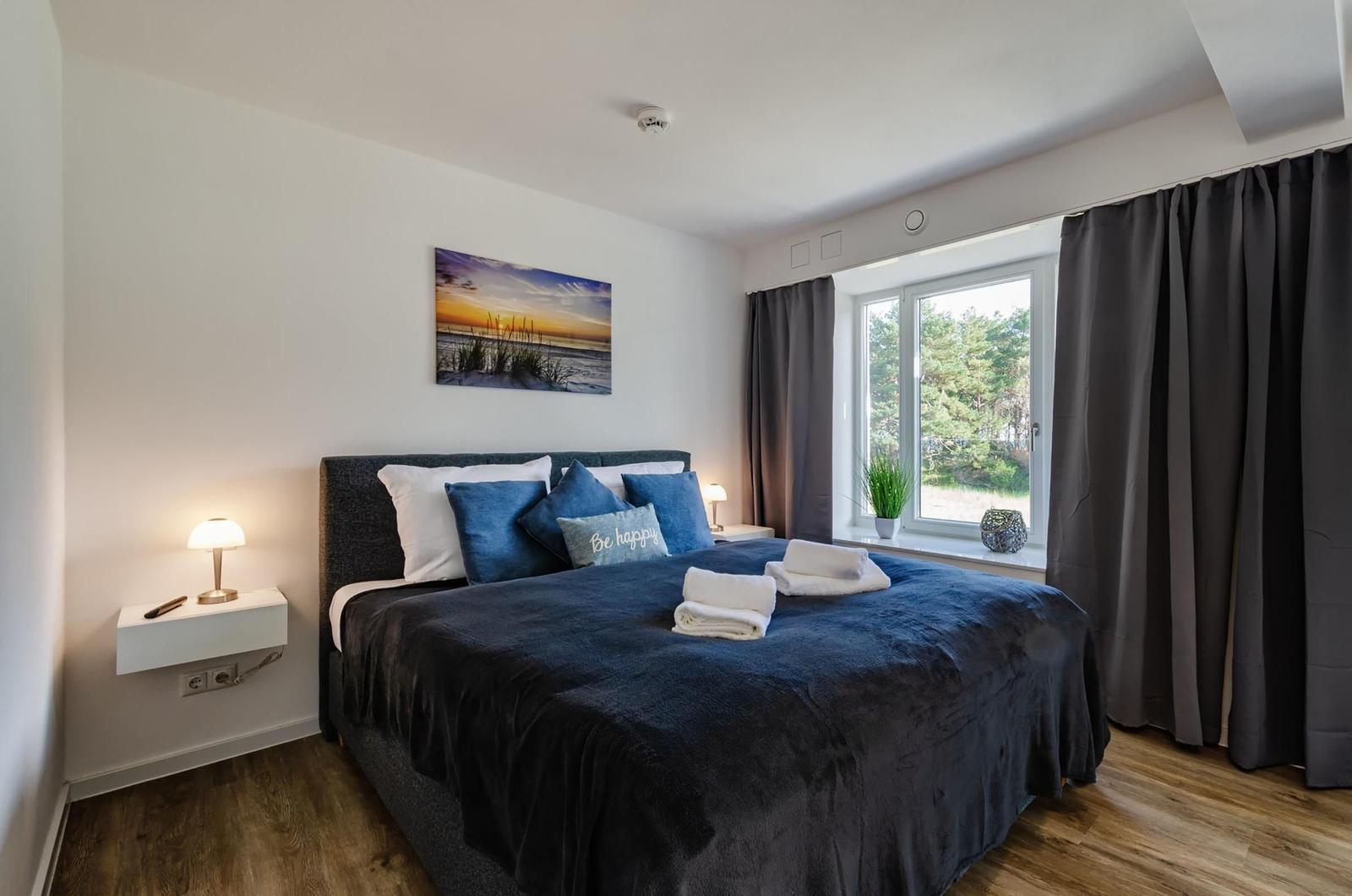 Schlafzimmer 1: Doppelbett (180x200), TV, Zugang zum Balkon