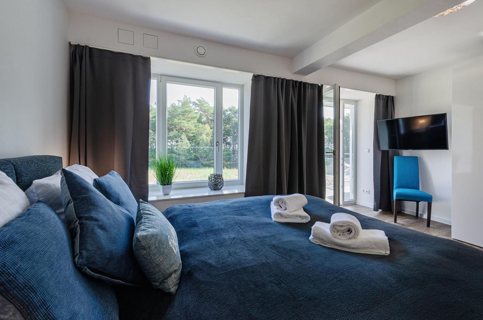 Schlafzimmer 1: Doppelbett (180x200), TV, Zugang zum Balkon