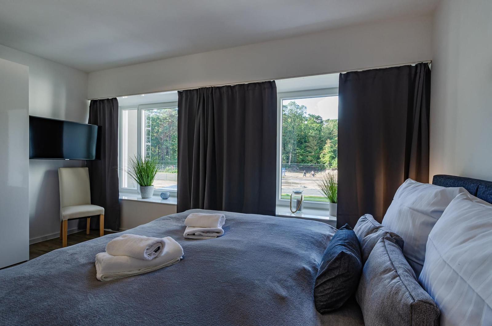 Schlafzimmer 2: Doppelbett (180x200), TV