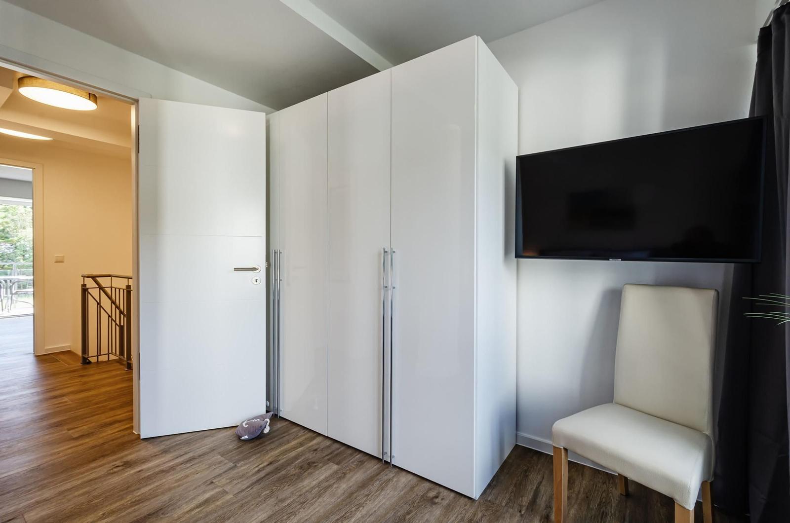 Schlafzimmer 2: Doppelbett (180x200), TV