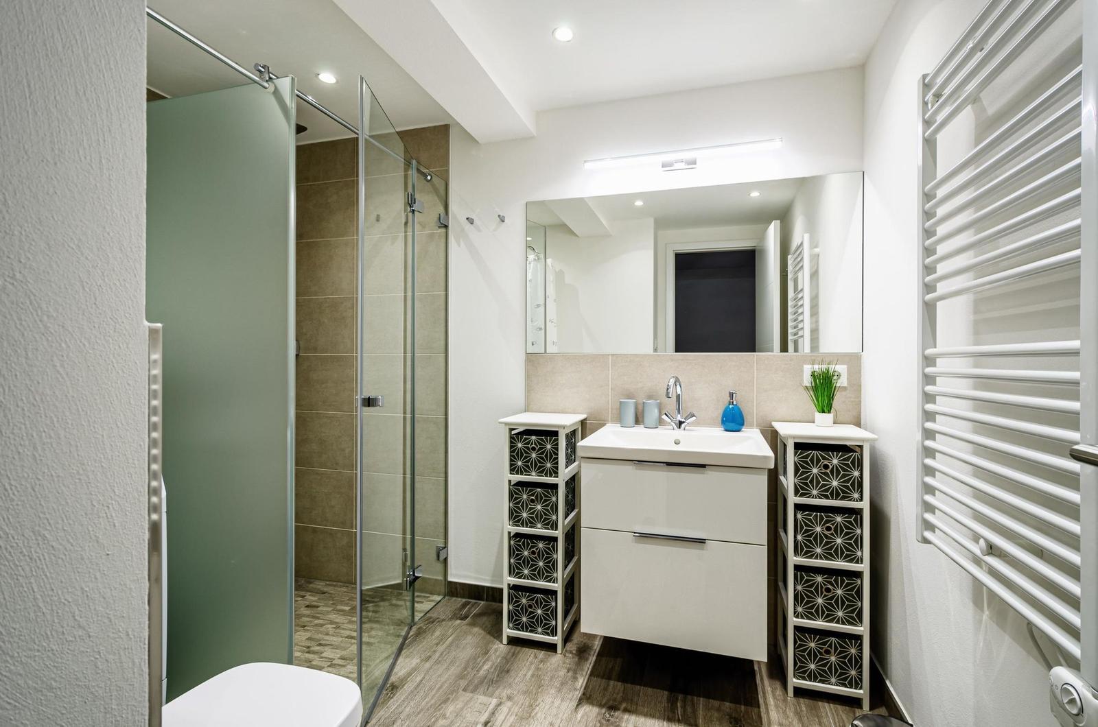 Badezimmer: Dusche, WC, Haartrockner, Waschmaschine