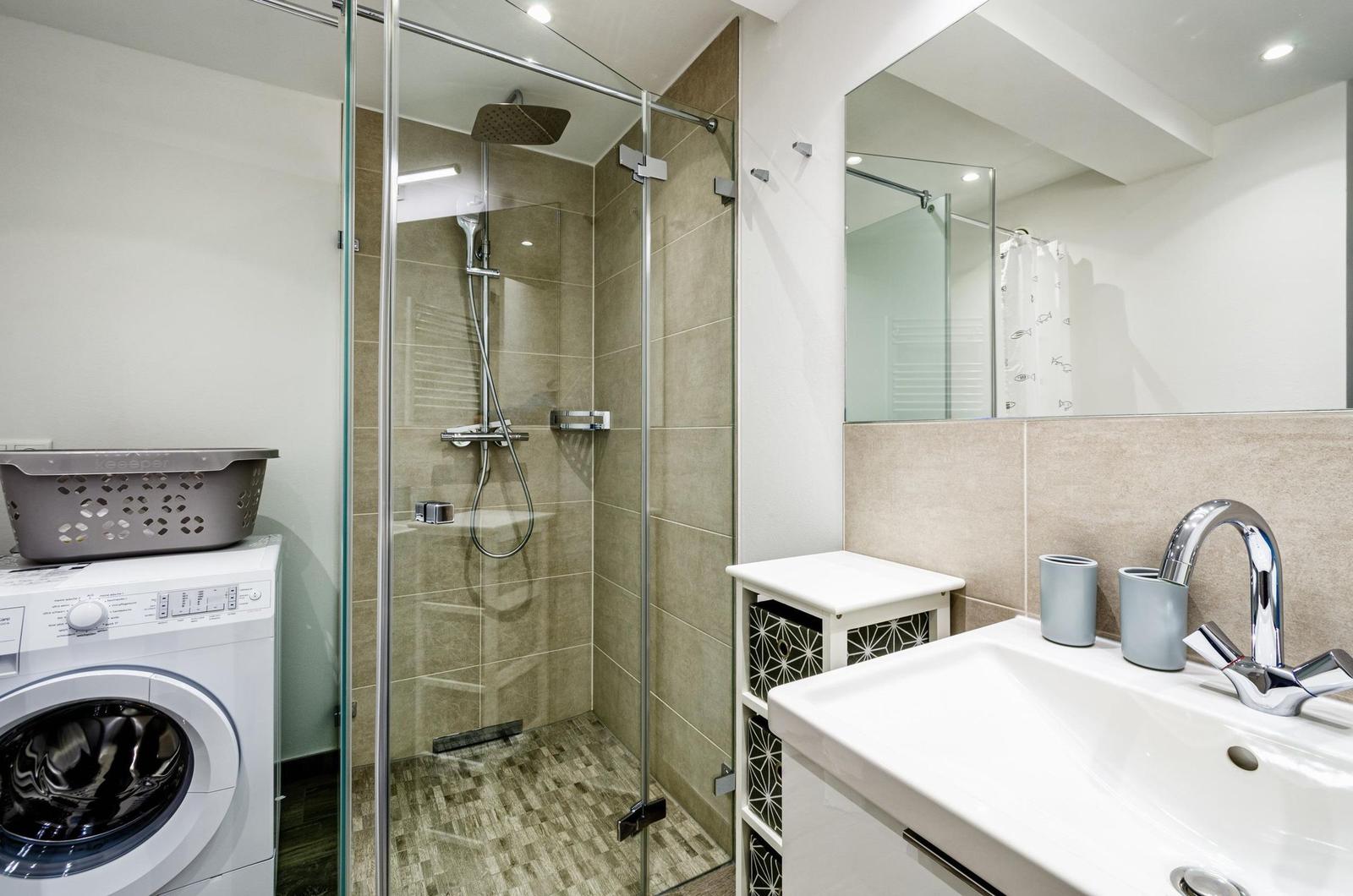 Badezimmer: Dusche, WC, Haartrockner, Waschmaschine
