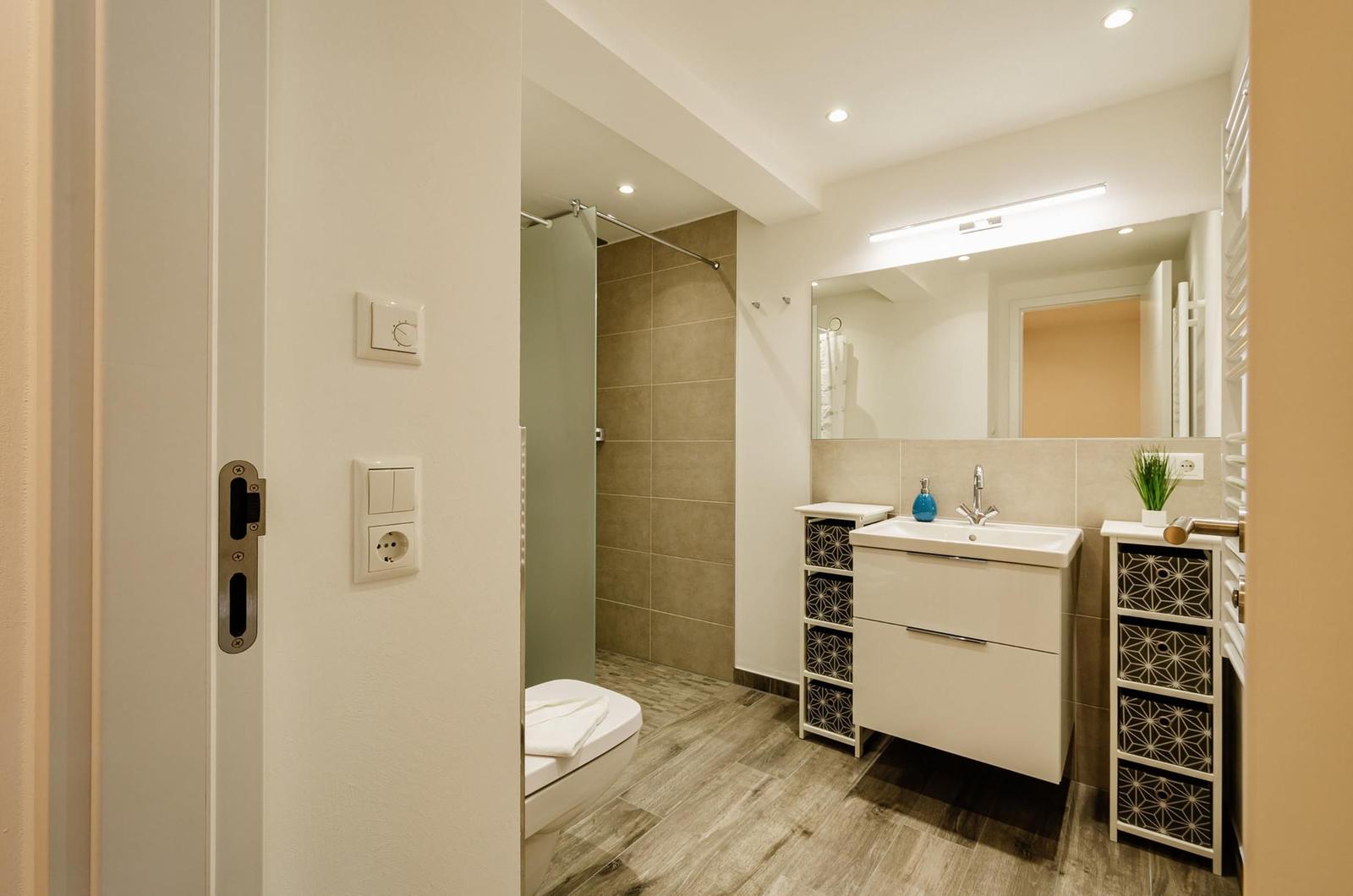 Badezimmer: Dusche, WC, Haartrockner, Waschmaschine