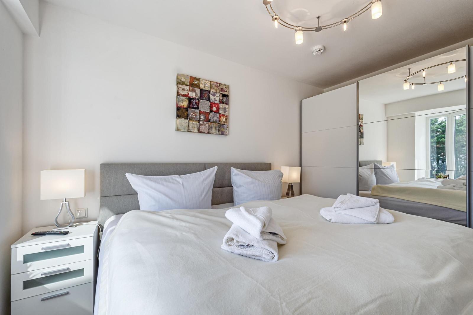 Schlafzimmer 1: Doppelbett (180x200), TV