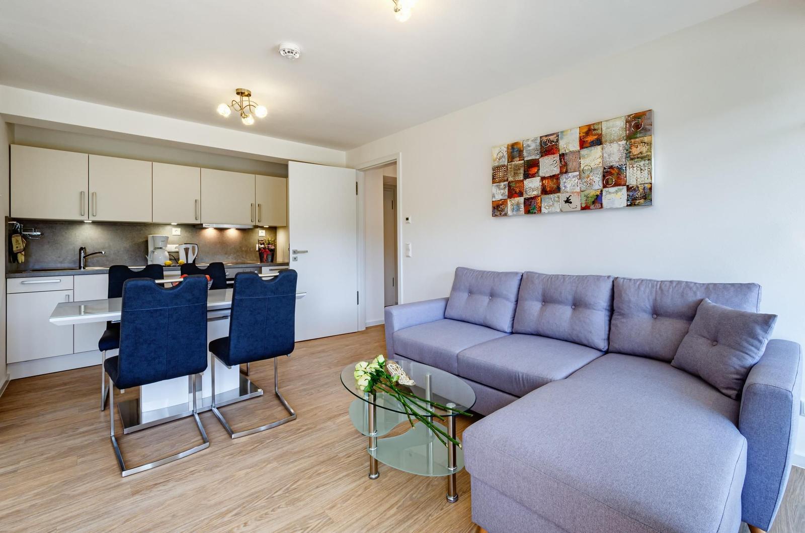 Wohn/Essbereich: Schlafsofa 160x200, TV, Zugang zum Balkon