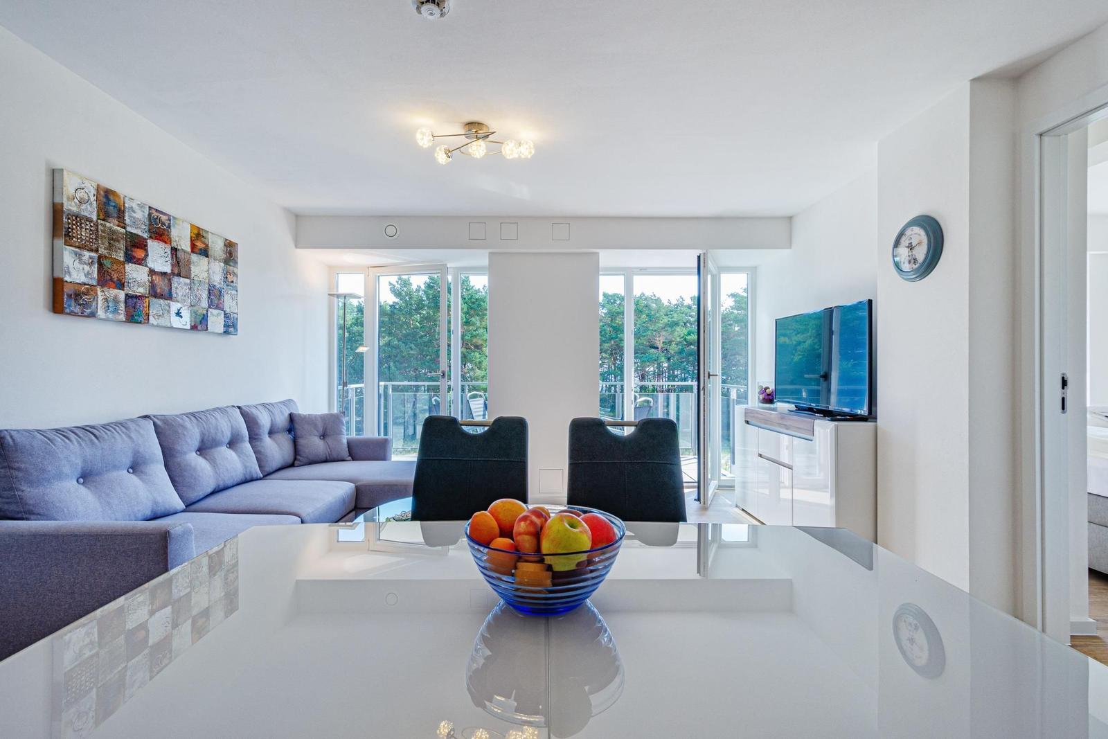 Wohn/Essbereich: Schlafsofa 160x200, TV, Zugang zum Balkon