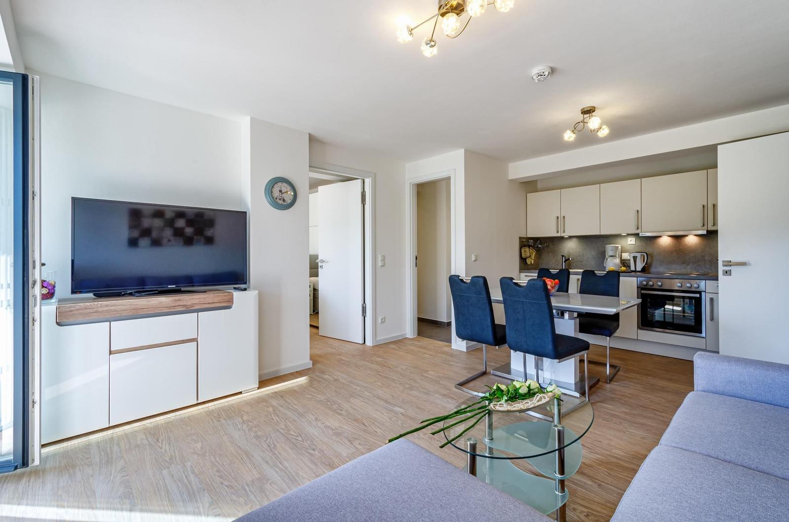 Wohn/Essbereich: Schlafsofa 160x200, TV, Zugang zum Balkon