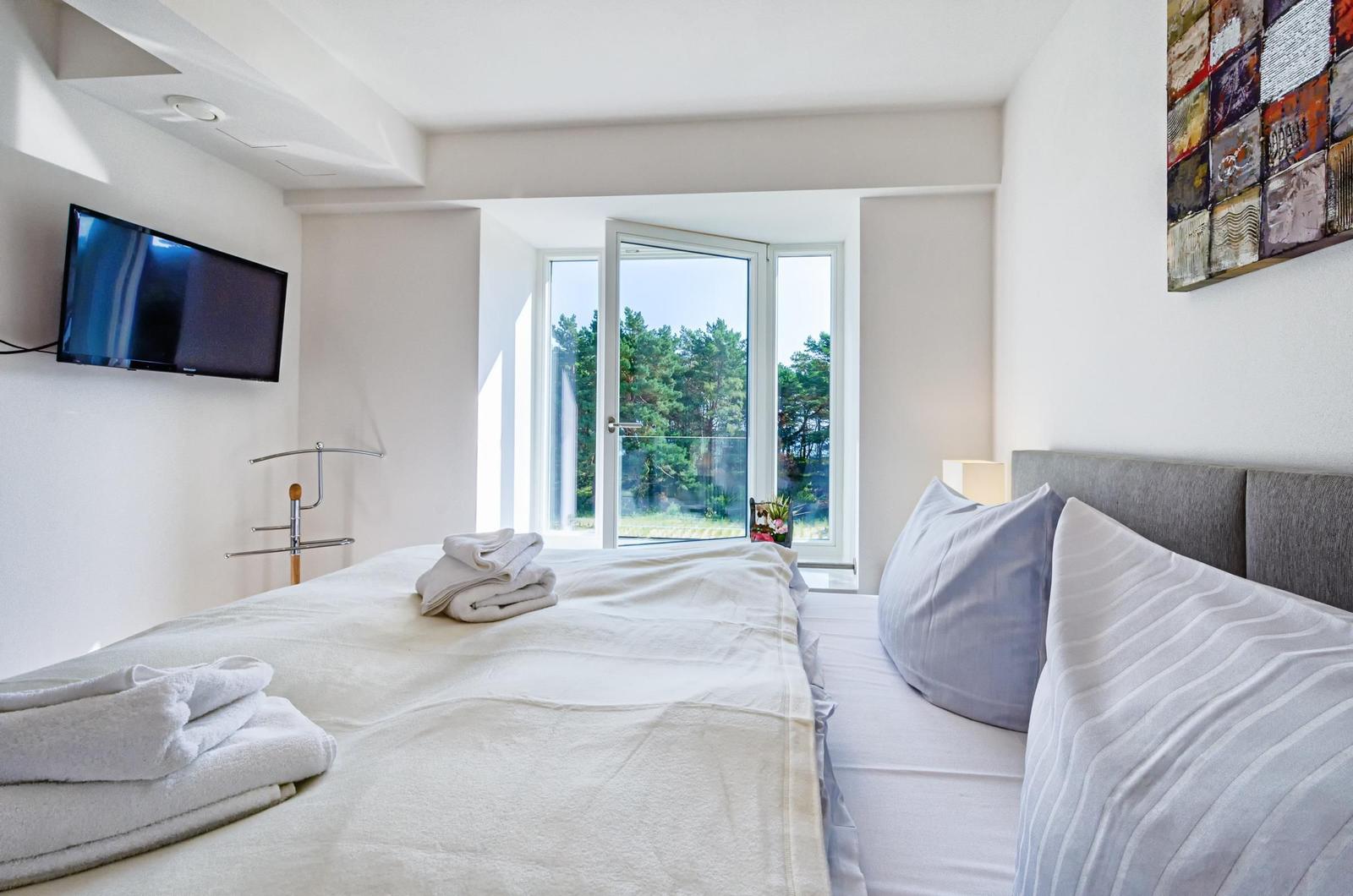Schlafzimmer 1: Doppelbett (180x200), TV