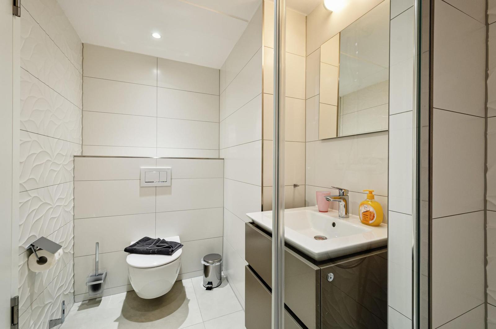 Badezimmer: Dusche, WC, Haartrockner