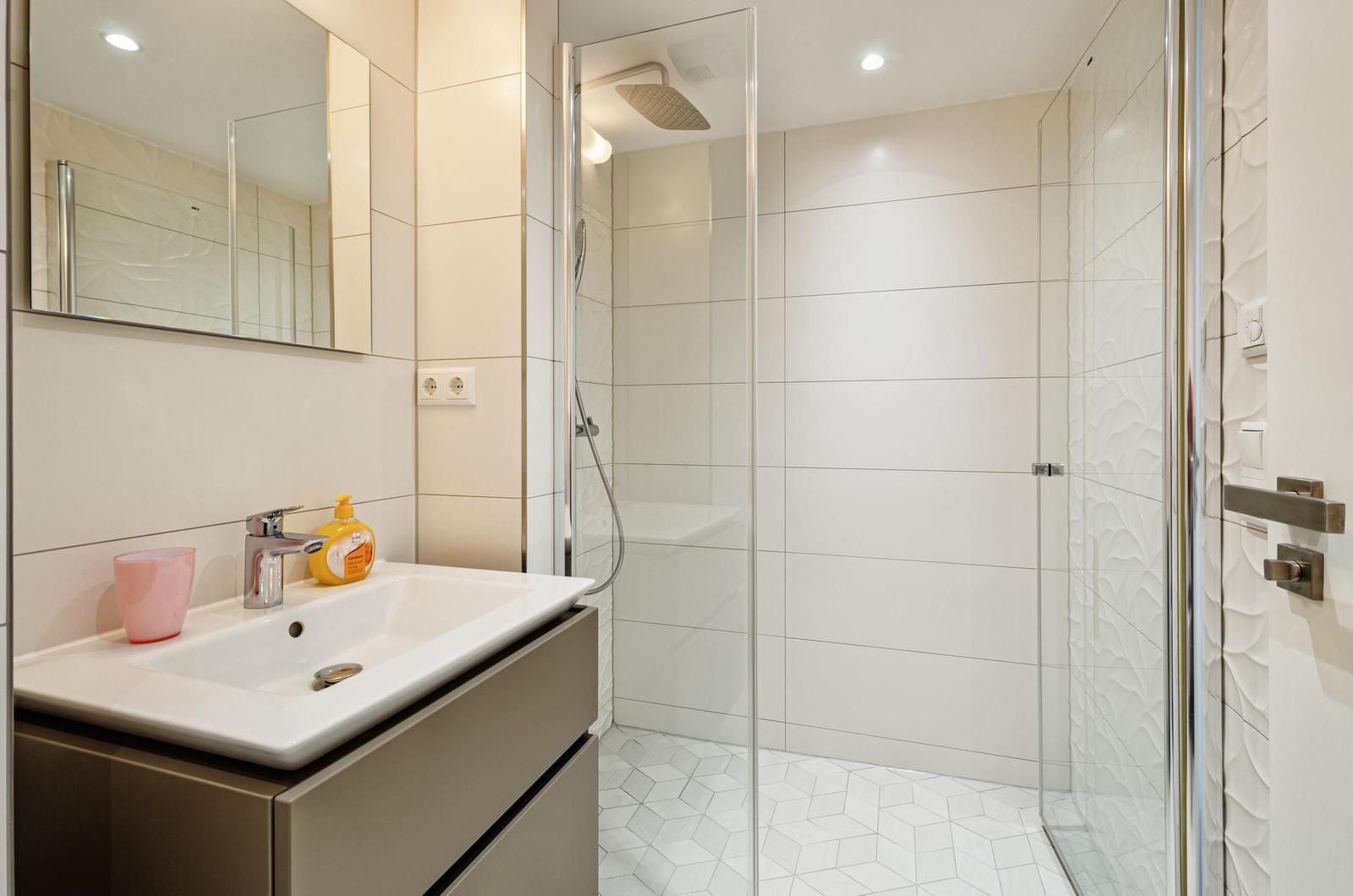 Badezimmer: Dusche, WC, Haartrockner