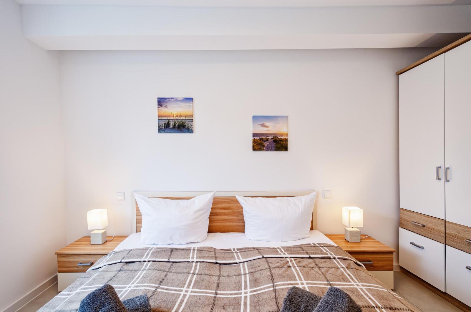 Schlafzimmer: Doppelbett (180x200)