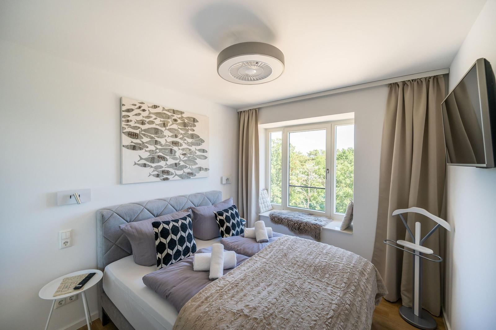 Schlafzimmer 1: Doppelbett (180x200), Kleiderschrank, Smart-TV, Lampe mit eingebautem Ventilator