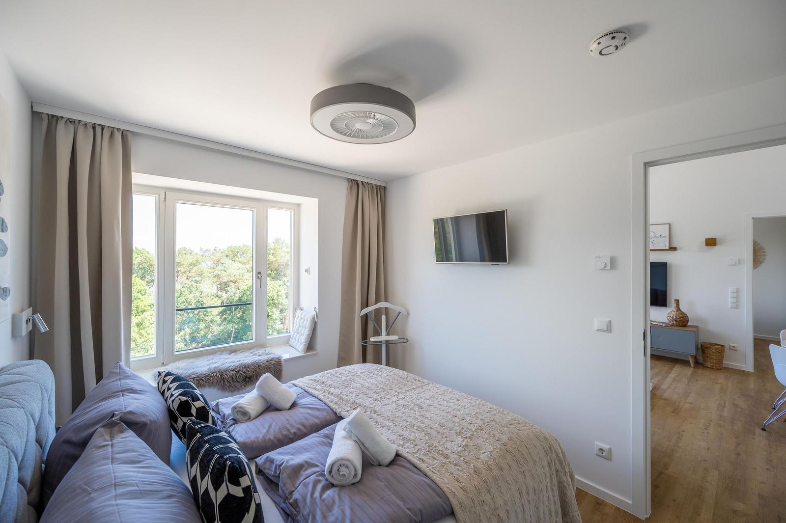 Schlafzimmer 1: Doppelbett (180x200), Kleiderschrank, Smart-TV, Lampe mit eingebautem Ventilator