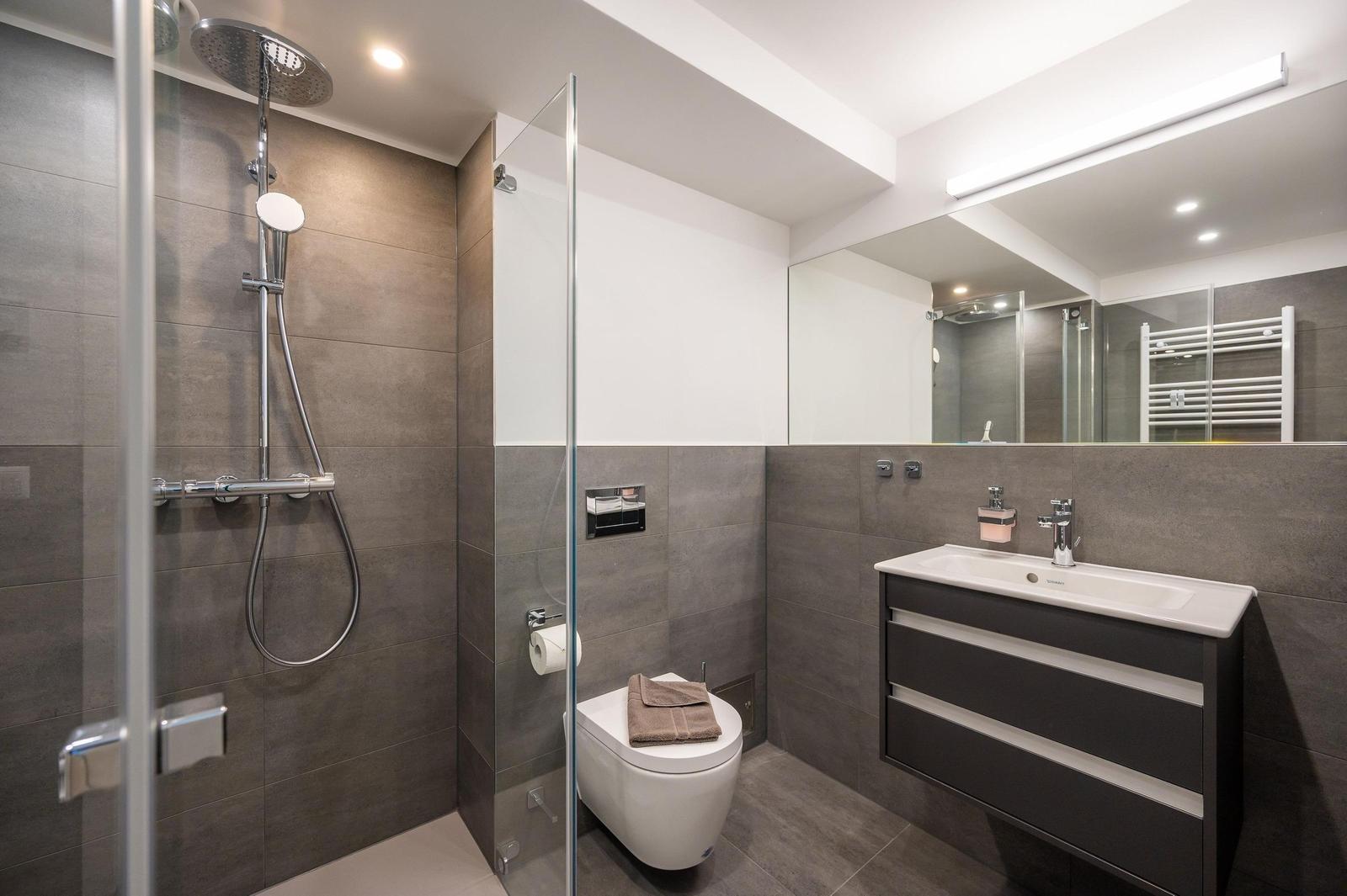 Badezimmer 1: Regendusche, WC, Haartrockner