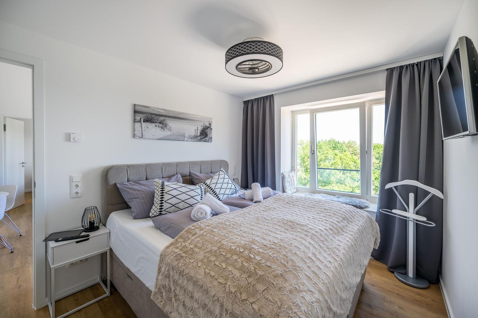 Schlafzimmer 2: Doppelbett (160x200), Kleiderschrank, Smart-TV, Lampe mit eingebautem Ventilator