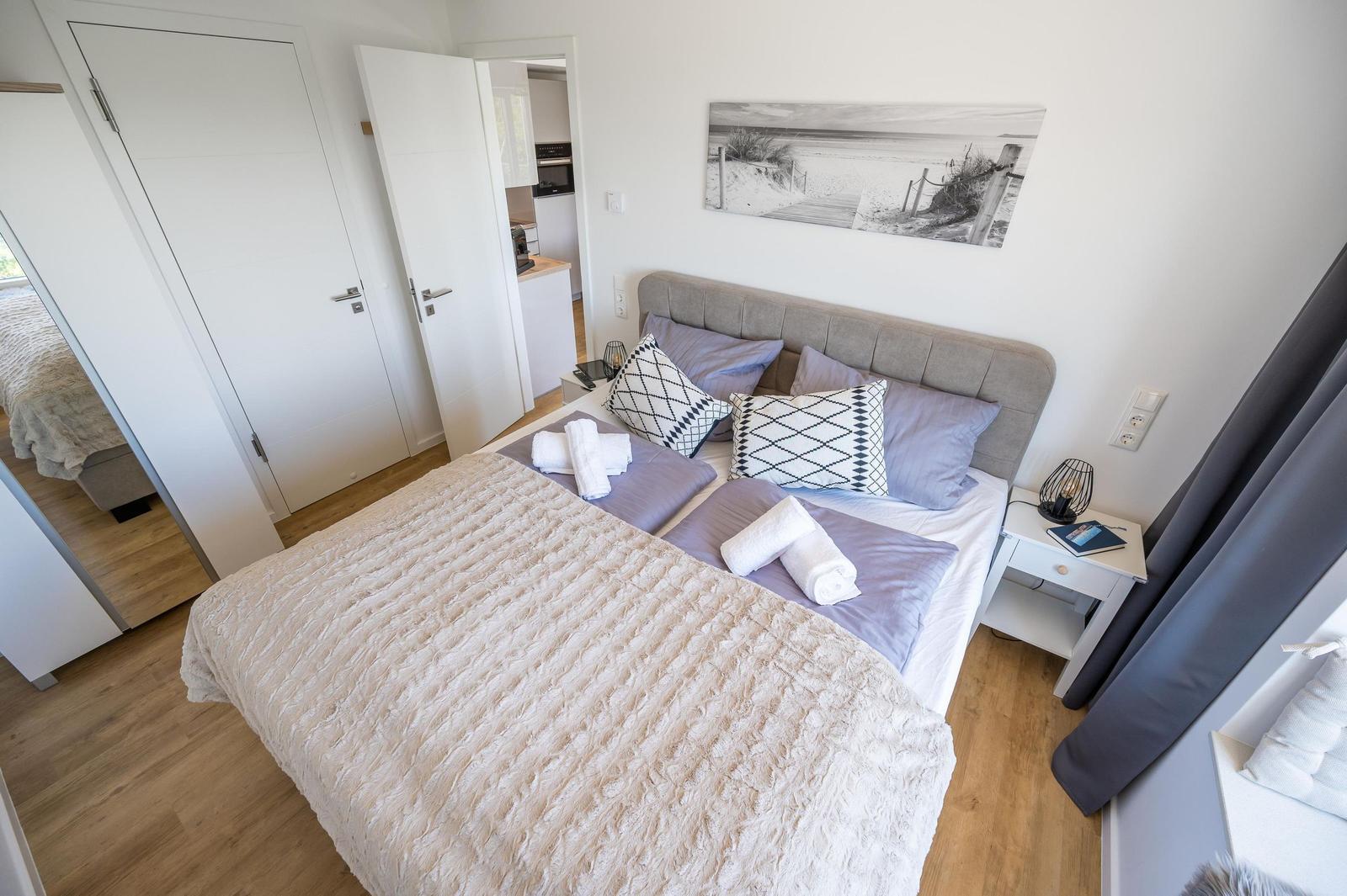 Schlafzimmer 2: Doppelbett (160x200), Kleiderschrank, Smart-TV, Lampe mit eingebautem Ventilator