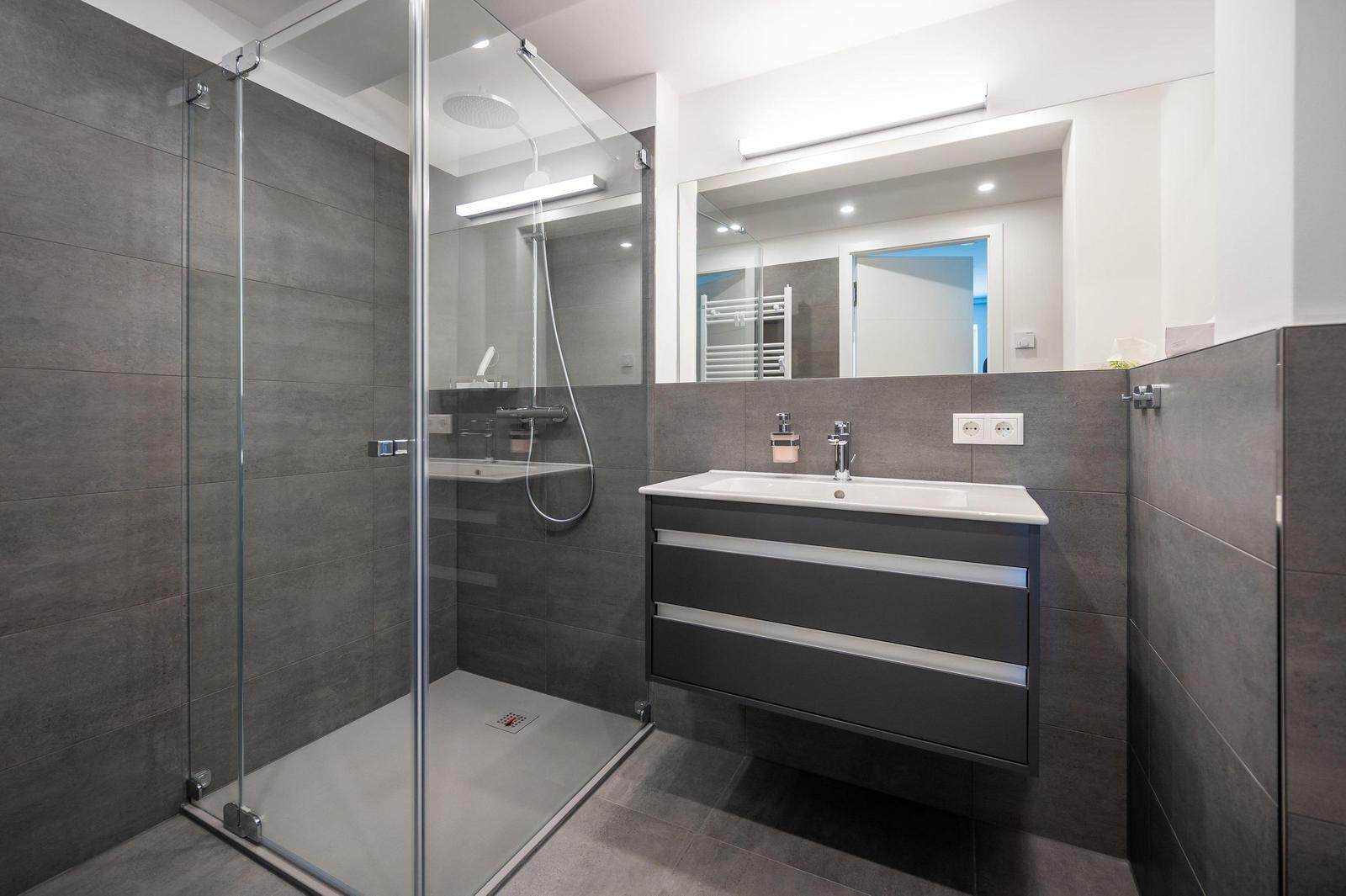 Badezimmer 2: Regendusche, WC, Haartrockner