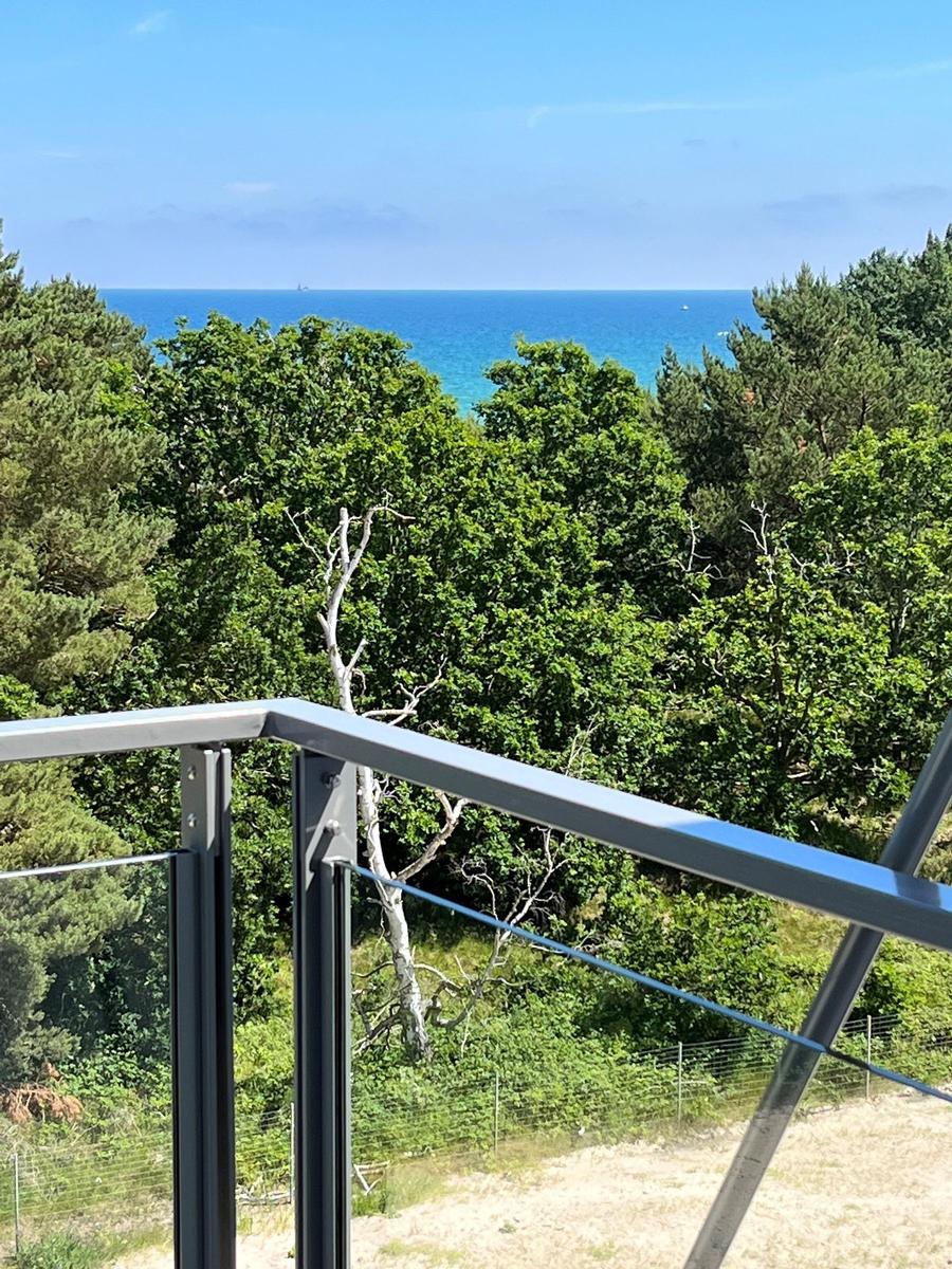 Terrasse mit Blick auf das Meer und grüne Bäume
