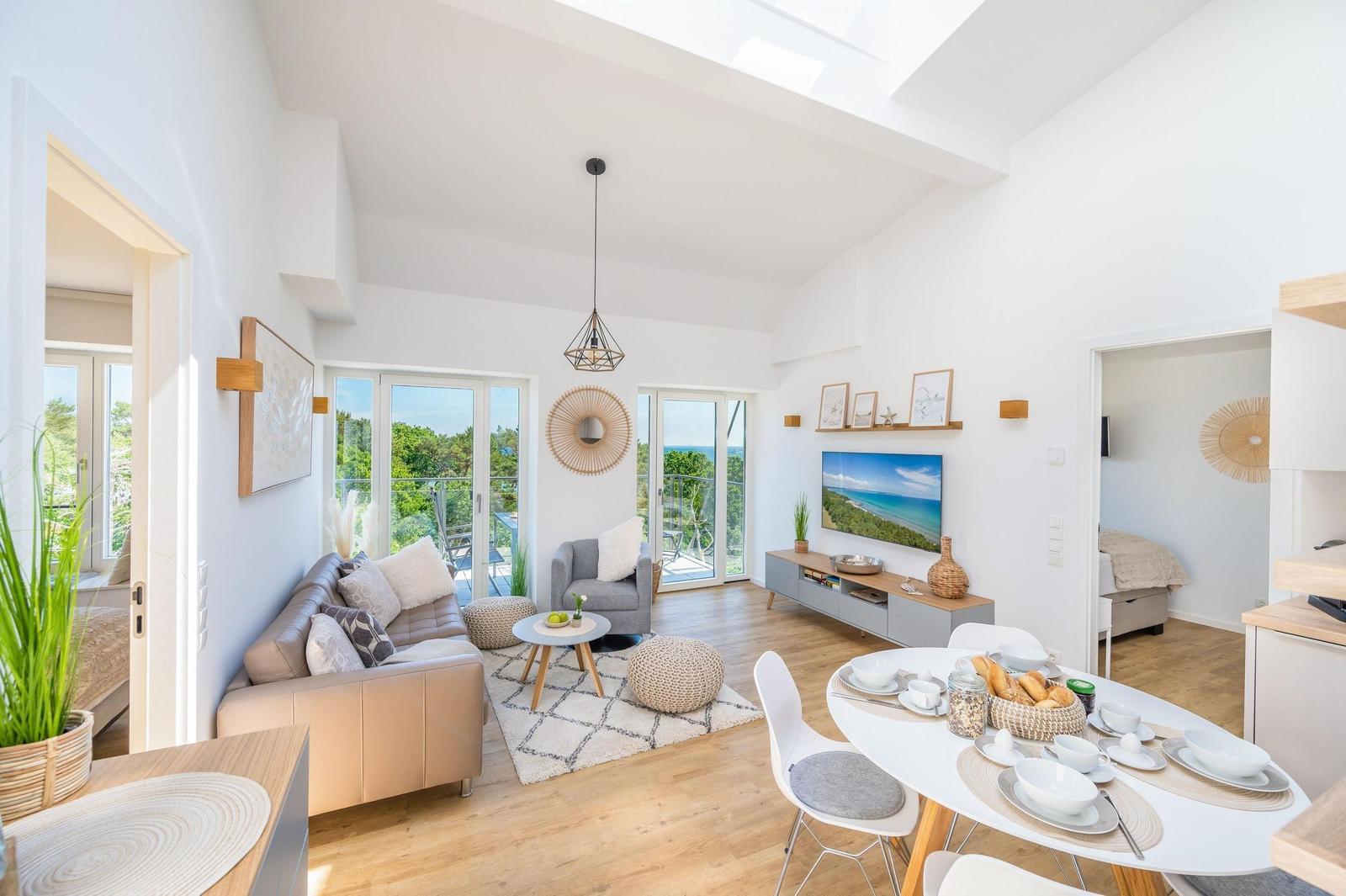Wohnzimmer: Sofa, Smart-TV, Zugang zum Balkon